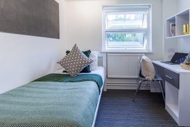 1 bed flat, Bassett Green Road, Highfield, Southampton, SO163QB - Image 1